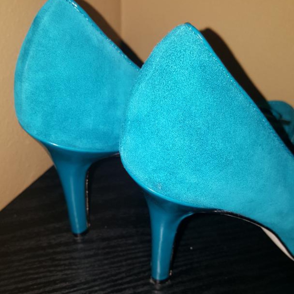 White House Black Market Suede Heels - Picture 4 of 4